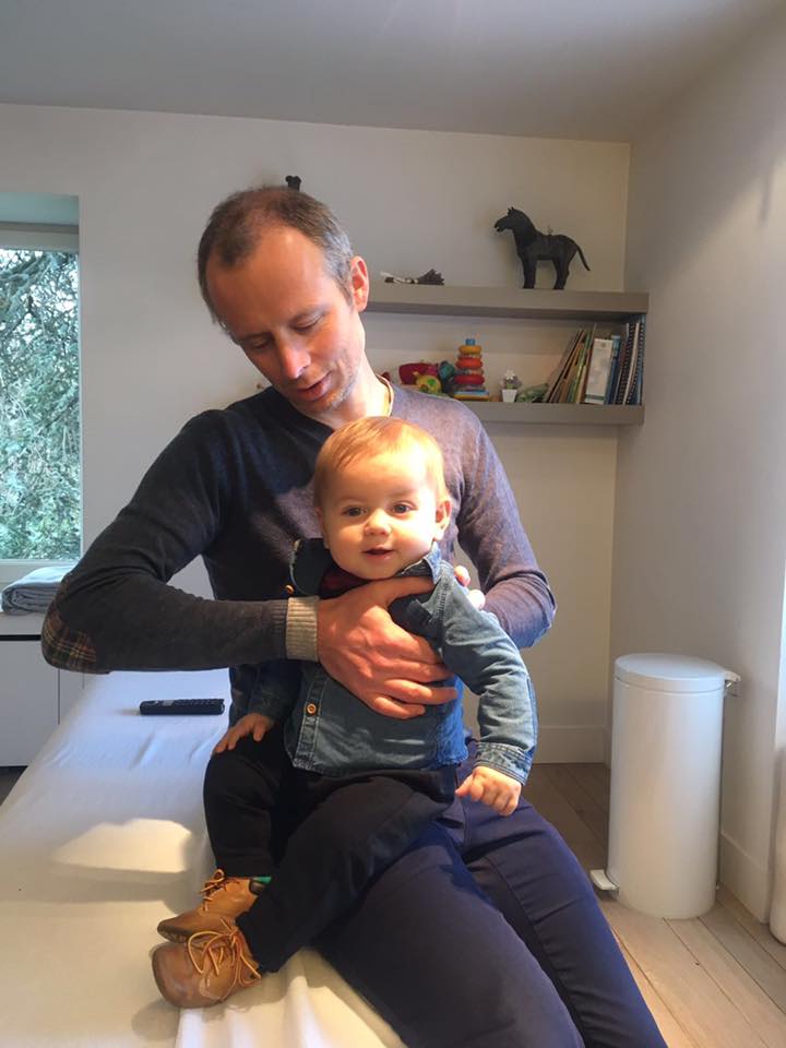 osteopaat Denis Vande Kerckhove behandelt een baby